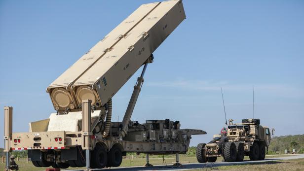 Dark Eagle Lkw Anhänger steht auf einer Straße