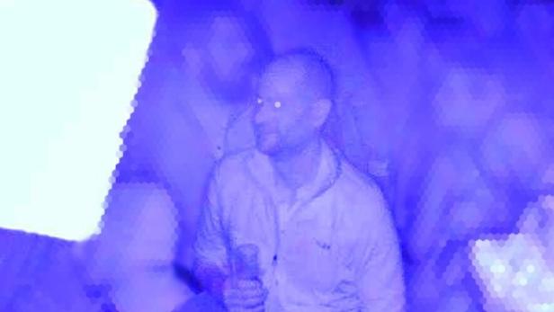 Mann in der Menge, verschwommen, Fahndungsfoto