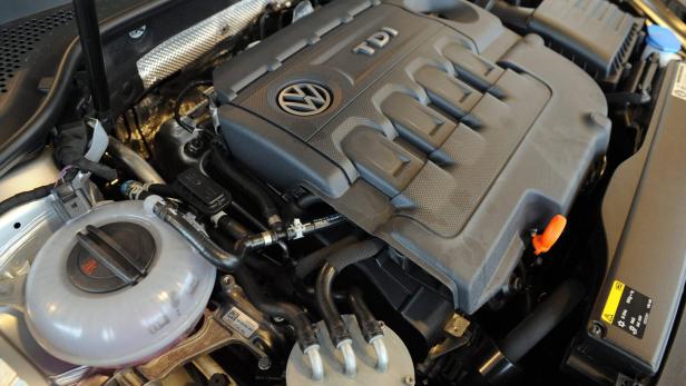 Dieselmotor unter der Motorhaube eines Kraftfahrzeugs.