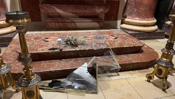 Zerstörtes Kunstwerk in der Jesuitenkirche.