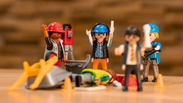 Eine Gruppe von Playmobil-Spielzeugfiguren steht auf einem Tisch