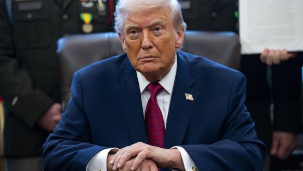 Trump presents new Mexican Border Defense Medal at White House ceremony