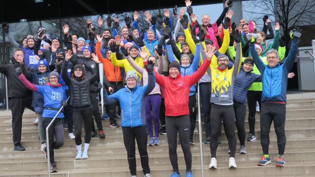 Läufer und Nordic-Walker überbrachten am Sonntag beim Adventlauf die Spenden an diverse soziale Einrichtungen. 