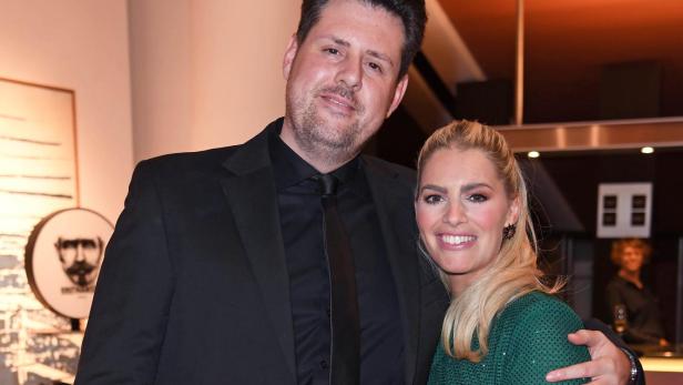 Angelina Kirsch und ihr Partner Daniel Arm in Arm