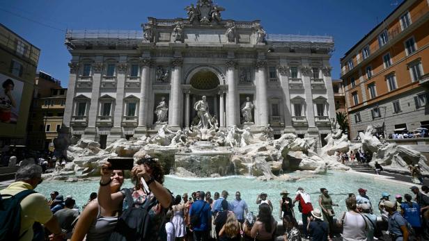 ITALY-HEAT-CLIMATE-WEATHER-MONUMENT-TOURISM