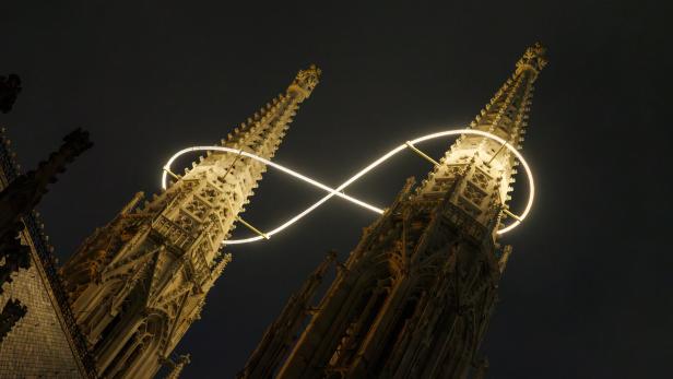 Votivkirche mit Lichtinstallation "Unendlichkeit". 