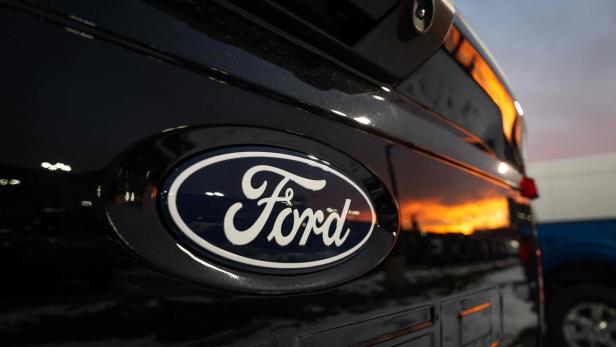 US-FORD-TO-STOP-MAKING-ALL-ELECTRIC-F-150-TRUCK,-IN-SHIFT-TO-HYB