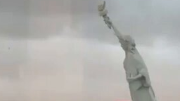 Die Freiheitsstatue-Replik in Brasilien kippt bei starkem Sturm zur Seite.