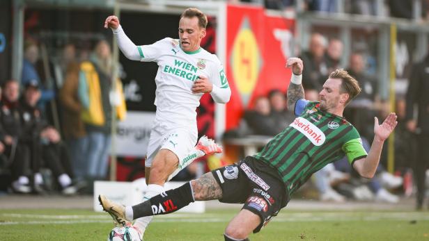 Ried-Routinier Sollbauer (r.) gegen den Rapidler Wurmbrand. 