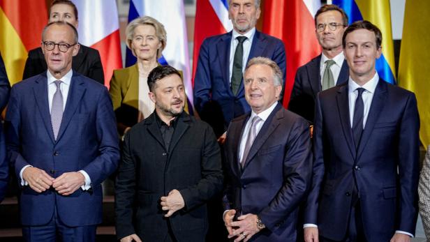 Meeting with European heads of state and government, together with representatives of the EU and NATO, at the Chancellery in Berlin
