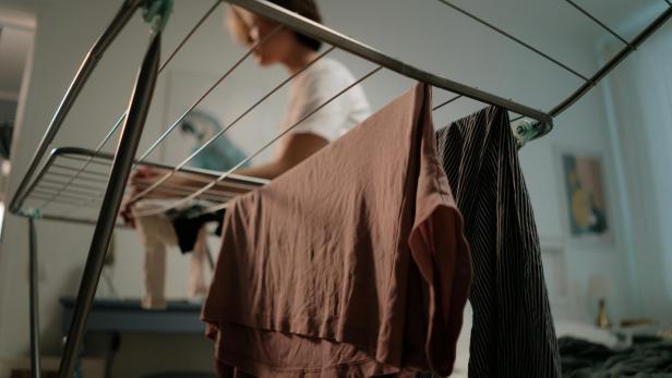 Frau hängt Wäsche ab