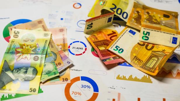 Mehrere Euro-Geldscheine liegen auf einem Tisch.