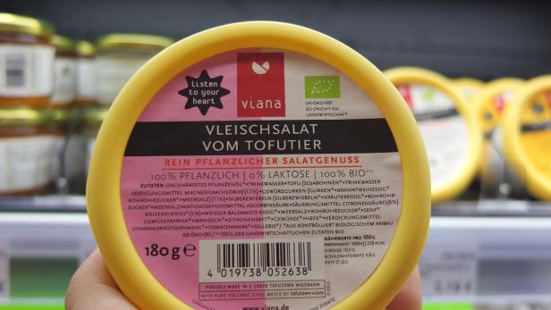 Da der vegane Fleischsalat nichts mit Fleisch zu tun hat, wird er gleich Vleischsalat getauft. Dieser besteht zum größten Teil aus Tofu.