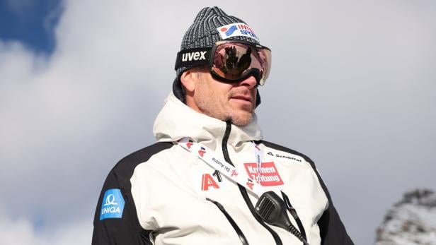 Frauen-Cheftrainer Roland Assinger beobachtet das Geschehen.