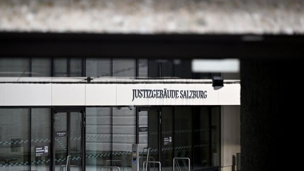 Das Justizgebäude Salzburg ist durch eine teilweise verdeckte Fassade zu sehen.