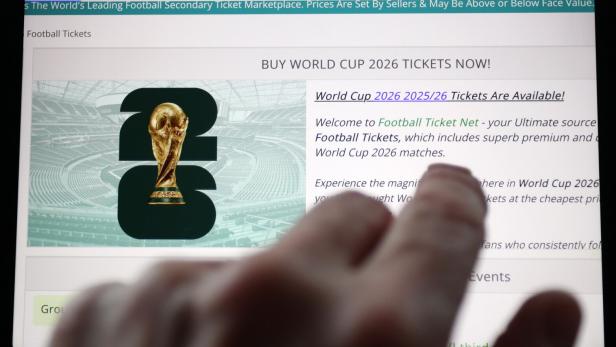 WM Online Ticketkauf Hand vor Bildschirm