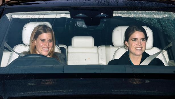 Prinzessin Beatrice und Prinzessin Eugenie im Auto.