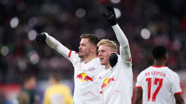 Die österreichischen Fußballer Christoph Baumgartner und Xaver Schlager jubeln gemeinsam im Trikot von RB Leipzig