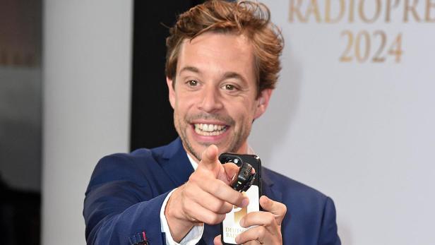 Tobias Krell in einem blauen Anzug.