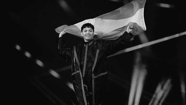 song-contest-sieger jj schwenkt eine österreichische fahne