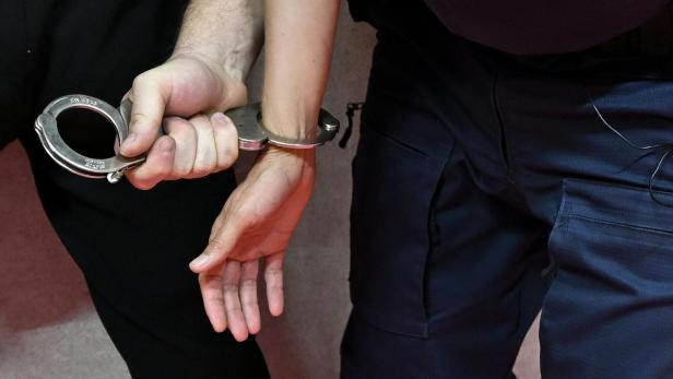 Festnahme durch Polizisten mit Handschellen