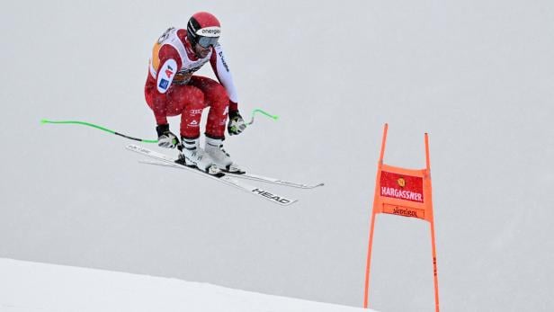 Vincent Kriechmayr springt über die Kamelbuckel.