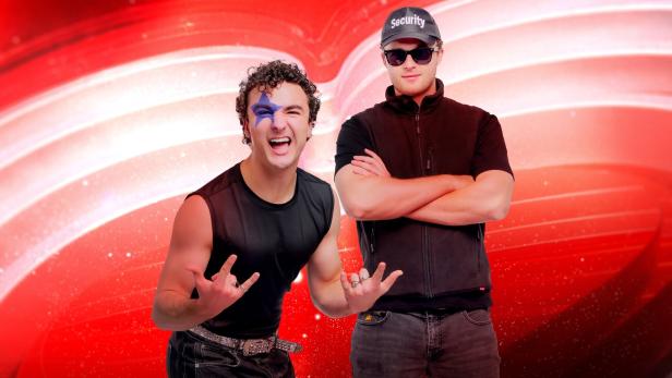 Ein Mann mit Stern im Gesicht posiert neben einem Security-Mann vor rotem Hintergrund.