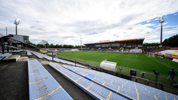 ++ THEMENBILD ++ SPORT / MANNSCHAFTSSPORT / FUSSBALL / STADION / FANS