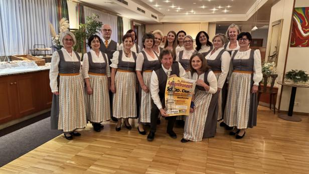 Chorleiter Matthias Steiner und das Ensemble