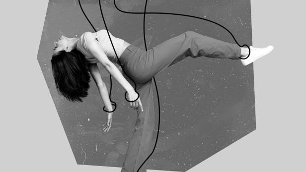 Eine Person in instabiler Körperhaltung wird von übergroßen Händen und Linien gehalten, was die Koordinationsstörungen und Hilfsbedürftigkeit bei Friedreich Ataxie symbolisiert.