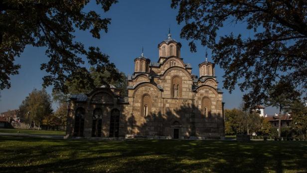 Das Kloster Gračanica in der Nähe von Pristina, Serbien, an einem sonnigen Tag.