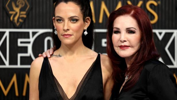 Riley Keough und Priscilla Presley posieren vor einem Hintergrund mit dem FOX-Logo.