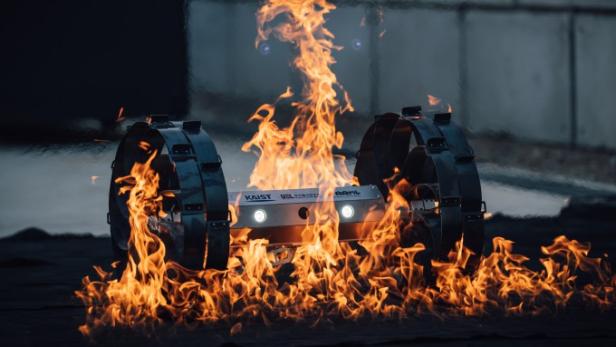 Der Rover mit den luftlosen Rädern, der durch Feuer fährt.