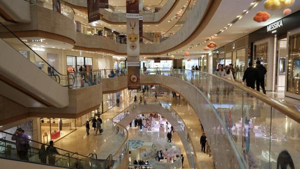 Menschen spazieren durch ein Einkaufszentrum 