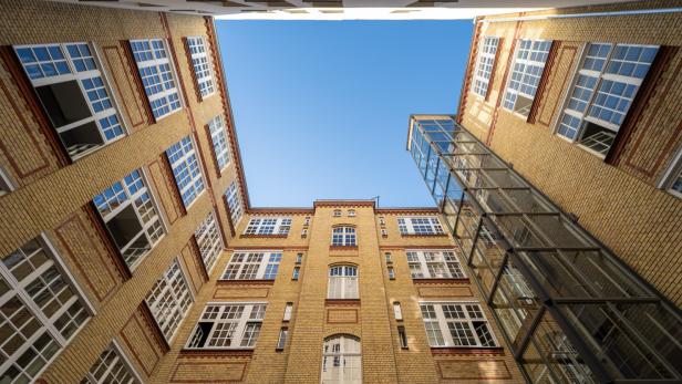 Hof in einem Wohnbau mit Außenlift