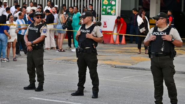 Polizisten riegeln den Ort ab, an dem Mario Pineida ermordet wurde