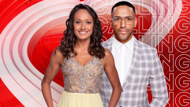 Zwei Personen, eine Frau im Abendkleid und ein Mann im Sakko, lächeln vor rotem Hintergrund.