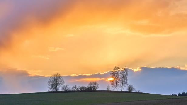 Das Bild zeigt eine ruhige Landschaft, einen orangen Himmel, es vermittelt Stille und Besinnlichkeit.