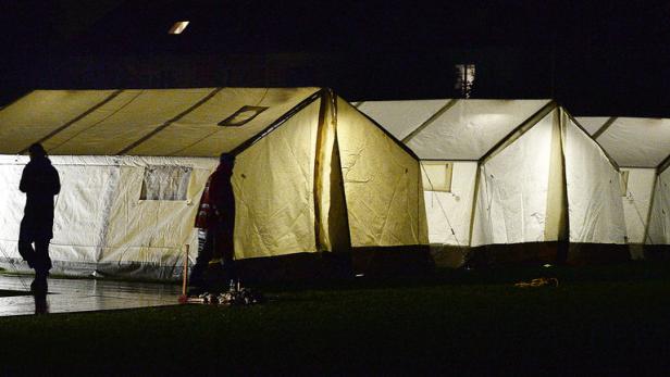 Neue Zelte werden für die Unterbringung von Flüchtlingen aufgestellt.
