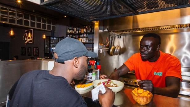 Khalifa Dampha (re.) kombiniert das gambische Erbe seiner Eltern mit spanischen und lateinamerikanischen Einflüssen.