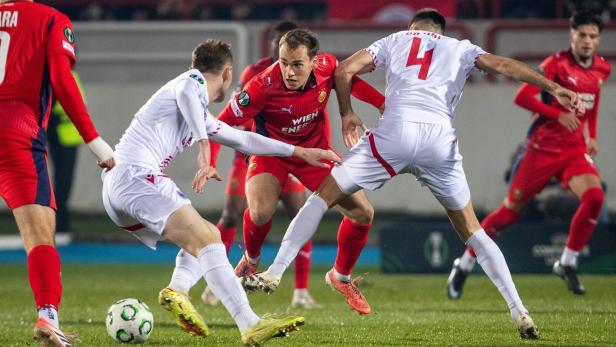Nikolaus Wurmbrand im Zweikampf mit zwei Spielern von Mostar.