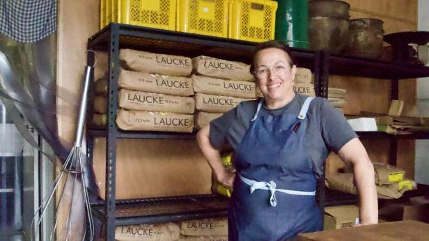 Bäckerin im Backraum