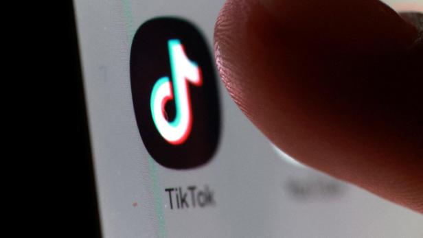 Ein Finger berührt das TikTok-App-Symbol auf einem Bildschirm.