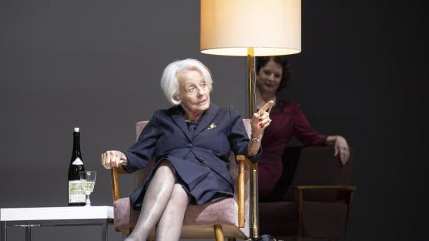 Lore Stefanek in "Ein deutsches Leben" im Theater in der Josefstadt.