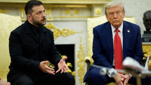 Wolodymyr Selenskij gestikuliert im Gespräch mit Donald Trump, der aufmerksam zuhört.