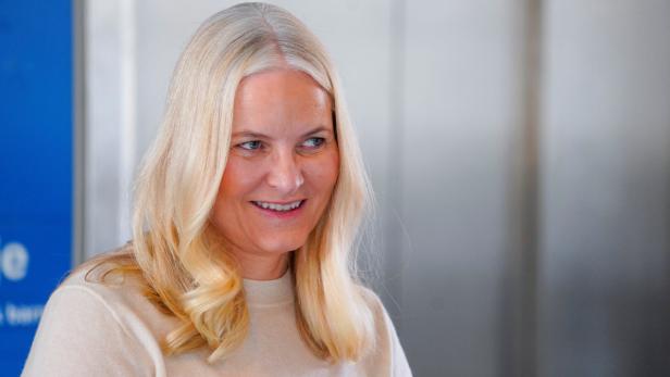 Prinzessin Mette-Marit im weißen Pullover und lächelnd