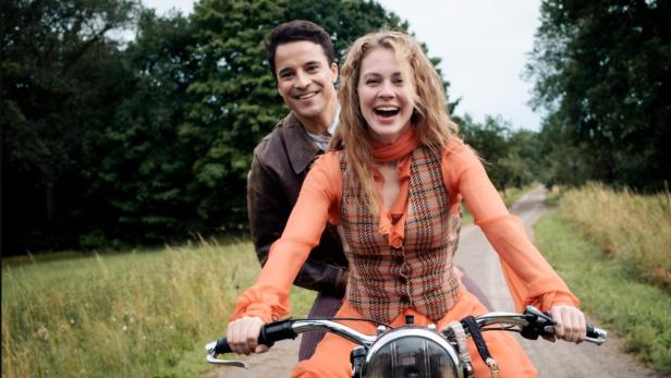 Miss Sophie: Szenenbild aus der Vorgeschichte für Dinner for One.