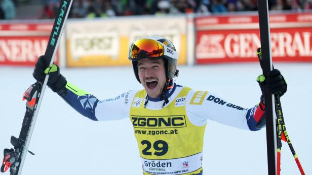 Der Tscheche Jan Zabystran jubelt im Ziel in Gröden. 