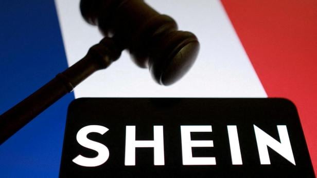 Ein Richterhammer liegt vor der französischen Flagge und dem Schriftzug "SHEIN".