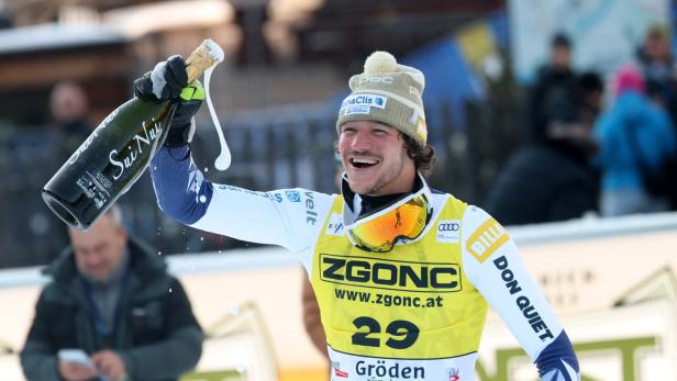 Der Tscheche Jan Zabystran (27) feiert im Zielraum mit einer Flasche Sekt.